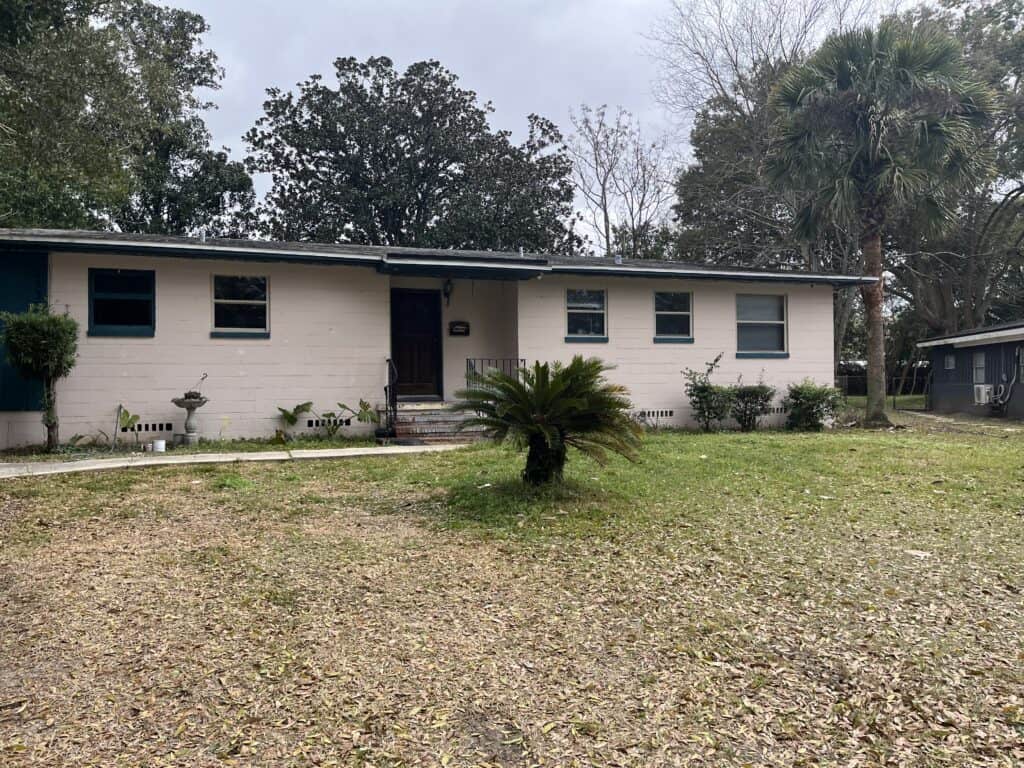 Single-story Arlington Jacksonville home with front yard and palm tree.